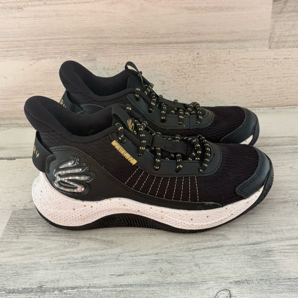 Under Armour Boys Size 4Y Curry GS 3Z7 Lace Up Basketball Shoes In Black